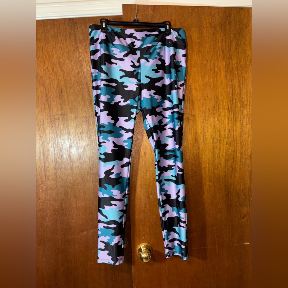 🐠 Athletech Black and Purple Leggings Vibrant Camouflage Design